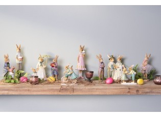 Dekorace králík ve světlém svetříku s dortíkem - 7*7*28 cm