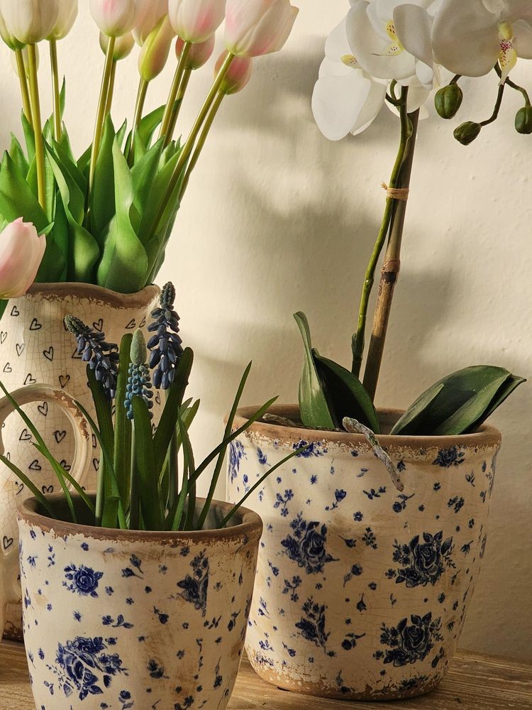 Béžový keramický obal na květináč s modrými růžemi Blue Rose - Ø 16*16 cm