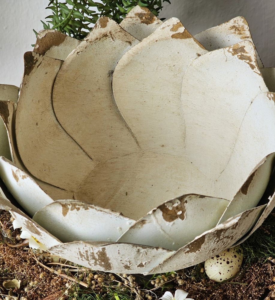 Béžová antik kovová dekorační mísa/ květináč na noze - Ø 29*19cm
