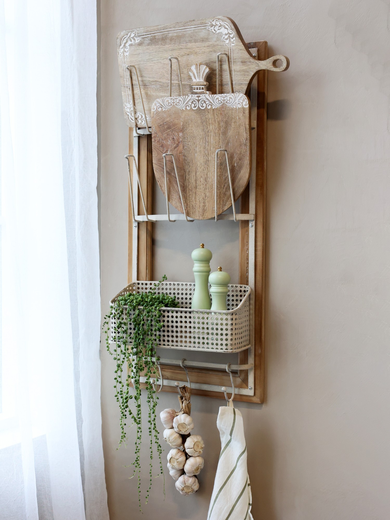 Krémová antik dřevěno-kovová nástěnná polička s háčky Old Shelf - 40*15*90 cm