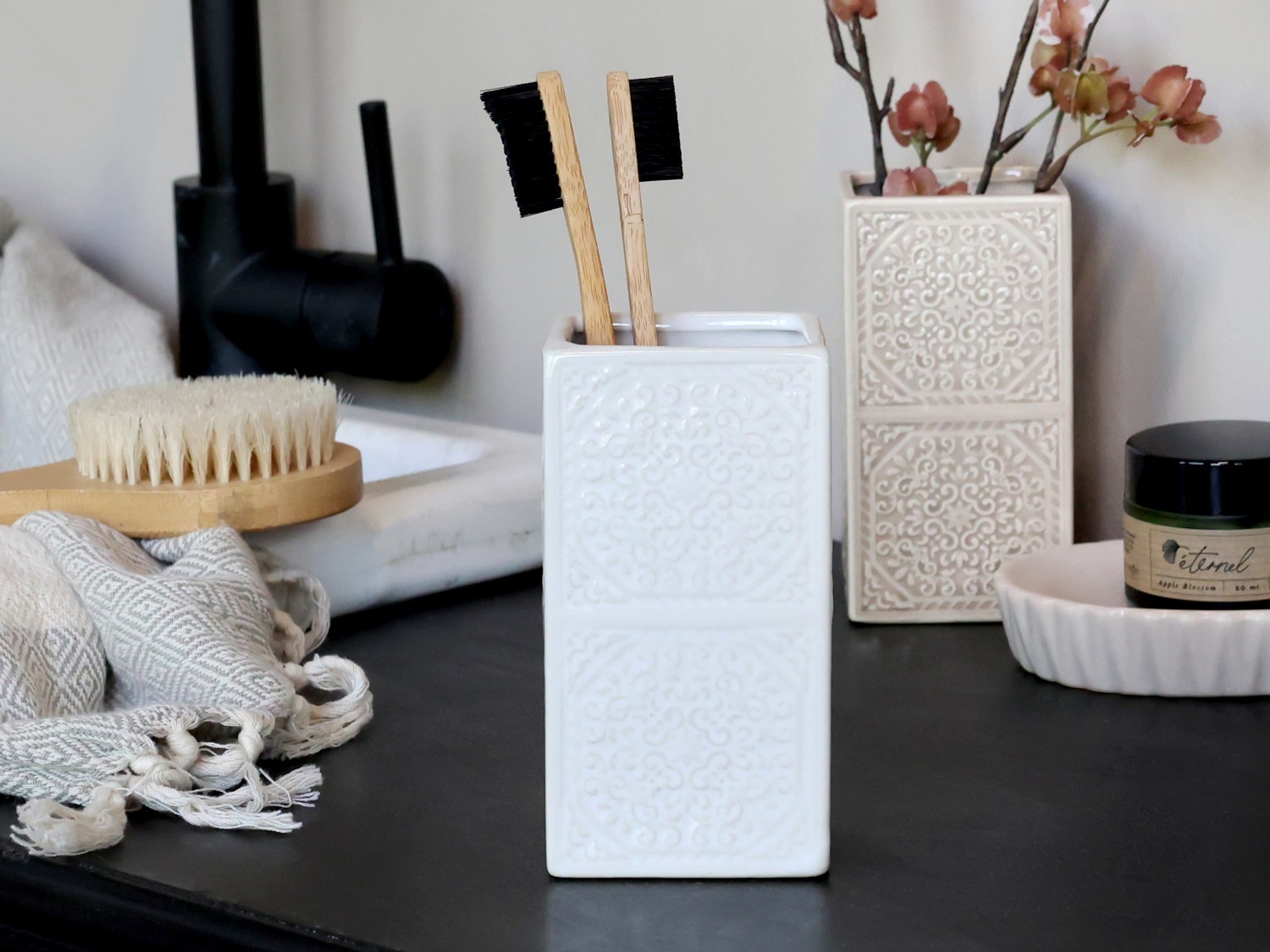 Bílý porcelánový držák na kartáčky s ornamenty - 7*7*12 cm