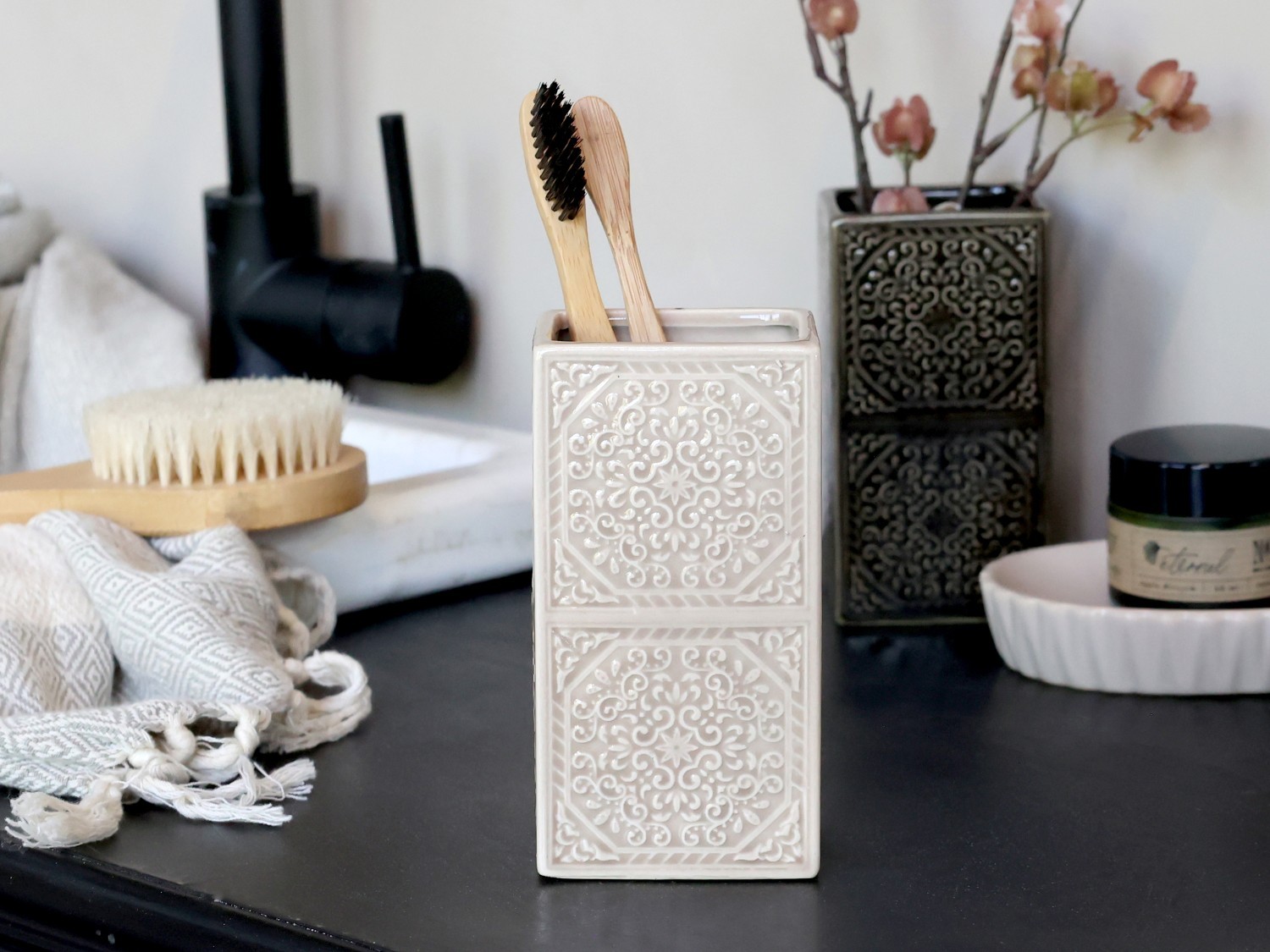 Latté porcelánový držák na kartáčky s ornamenty - 7*7*12 cm