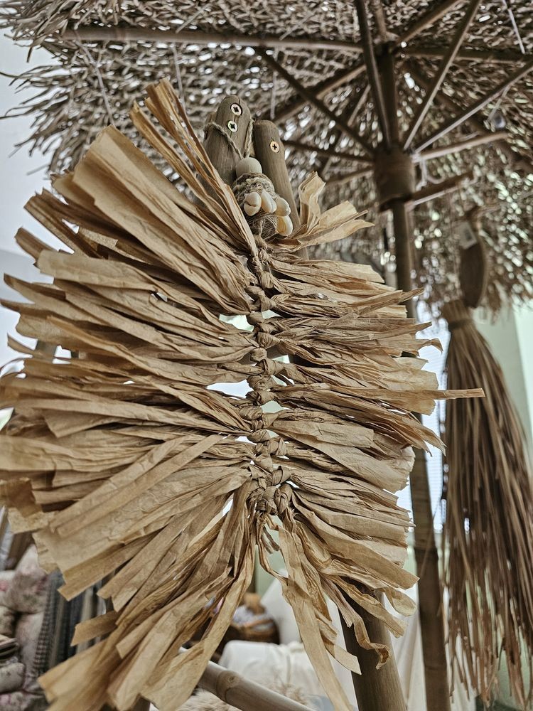 Přírodní závěsná dekorace ve tvaru listu Raffia - 25*4*27/ 35 cm