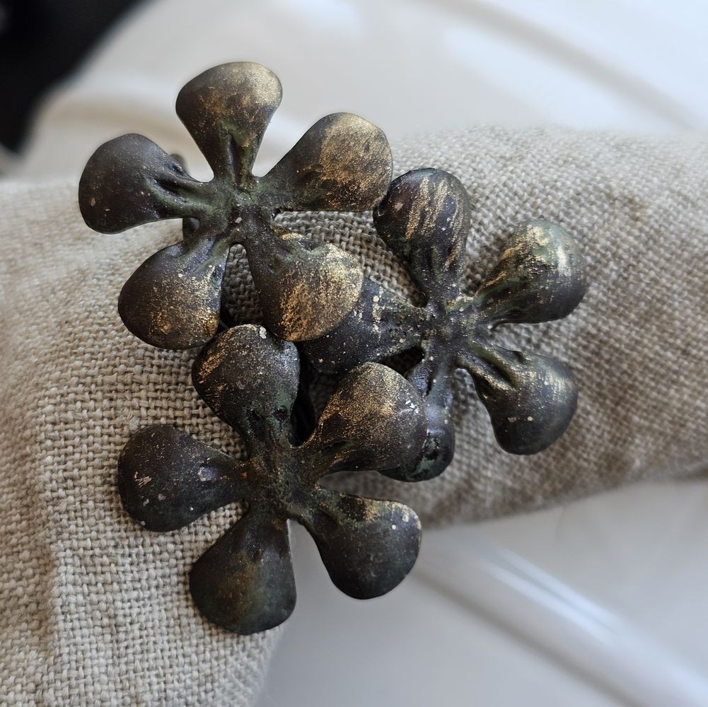 Bronzovo-černý antik kovový držák na ubrousky s kytičkou Flower - 6*5cm