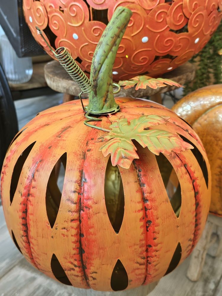 Oranžová kovová dekorace dýně Pumpkin s Led světýlky - 28*34 cm 