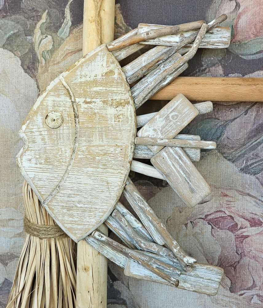 Dřevěná dekorace ryba na provázku s bílou patinou Fish flat - 22*4*28cm