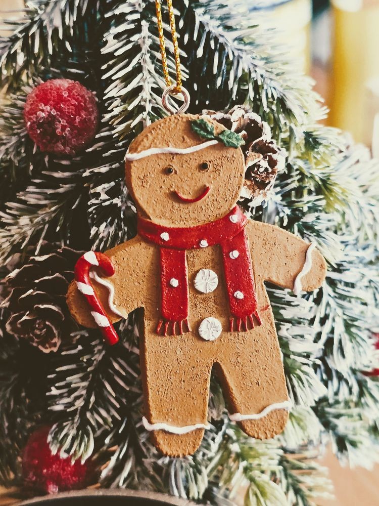 Hnědá vánoční ozdoba Perníček Gingerbread - 5*1*7 cm