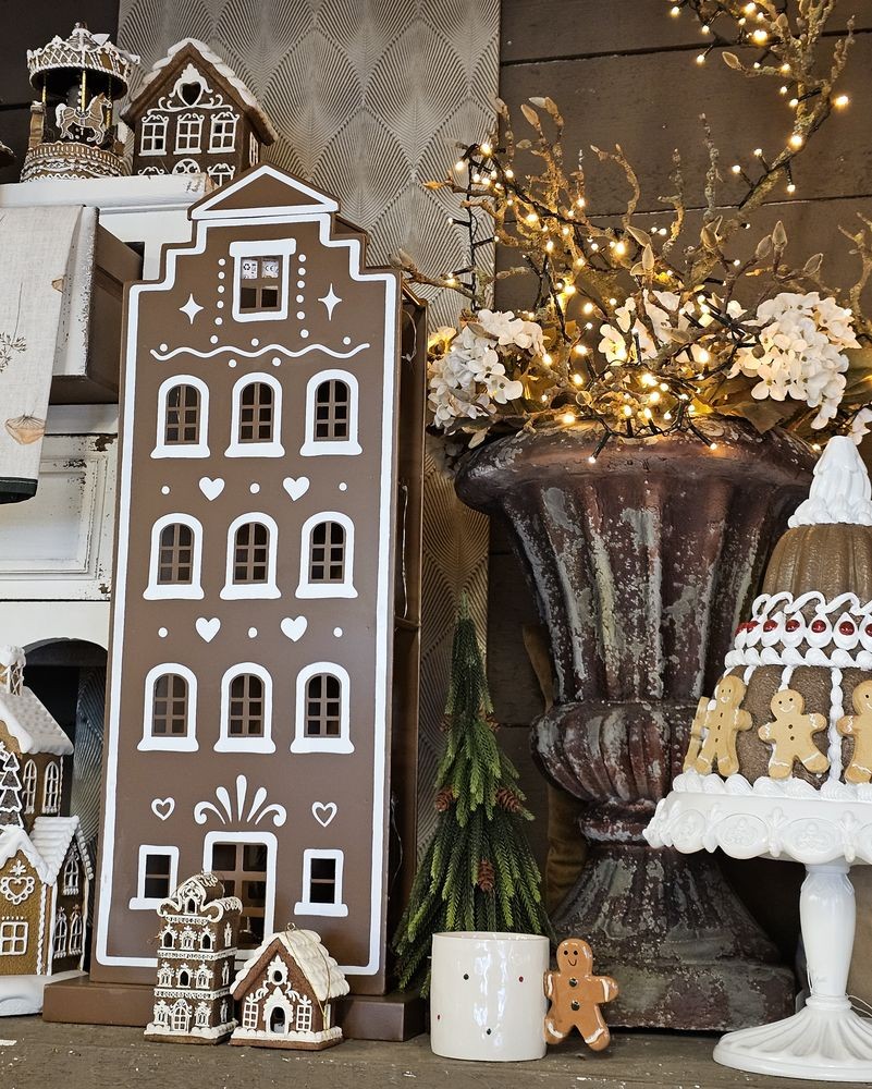 Hnědá kovová svítící perníková chaloupka Gingerbread House - 31*16*75 cm / 3*AA