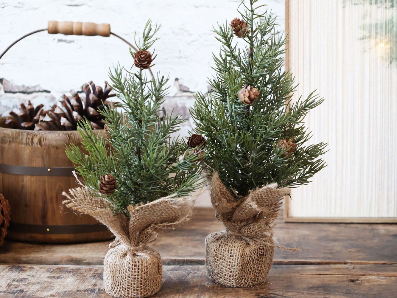 Zelený vánoční borovicový stromek v jutě Fleur Pine Tree - 25 cm