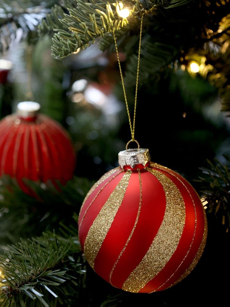 Červená skleněná vánoční ozdoba koule se zlatými pruhy Chic - Ø 8 cm