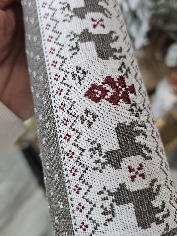Šedo-červený vánoční běhoun / látka na stůl s jeleny - 30*300 cm
