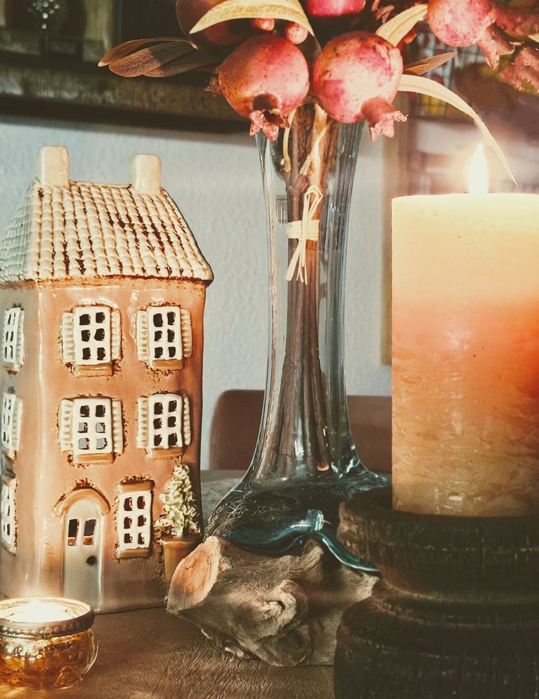 Hnědý keramický svícen na čajovou svíčku domek Amster Village - 12*9*28 cm
