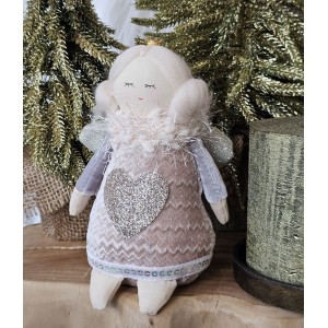 Dekorativní látková figurka anděl v šatičkách se srdíčkem - 12*8*16 cm