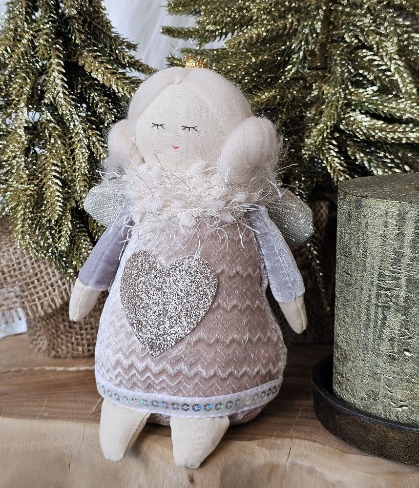 Dekorativní látková figurka anděl v šatičkách se srdíčkem - 12*8*16 cm