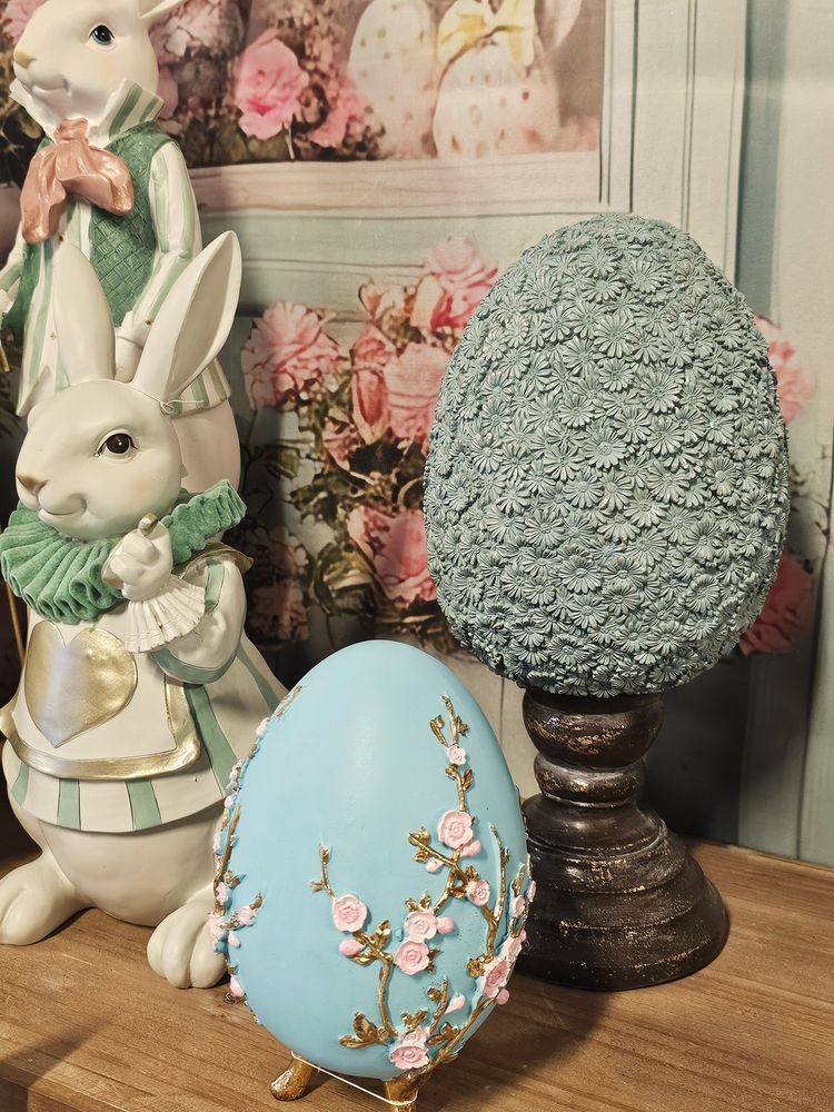 Velikonoční dekorace vajíčko z modrých květů na podstavci - Ø 16*34 cm