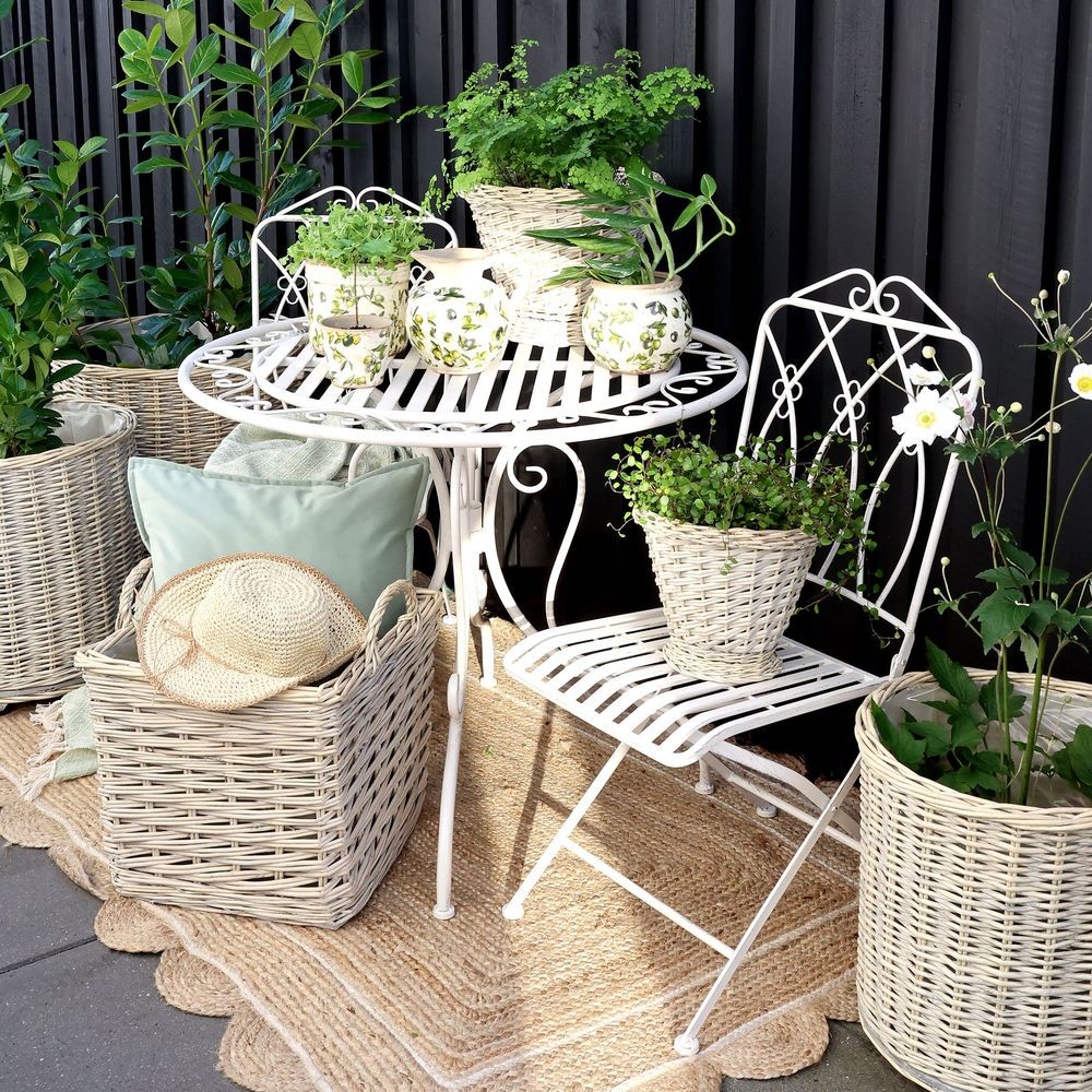 Bílá antik zahradní bistro set stůl a 2 židle French - Ø 90*75 / 2x42*56*93 cm