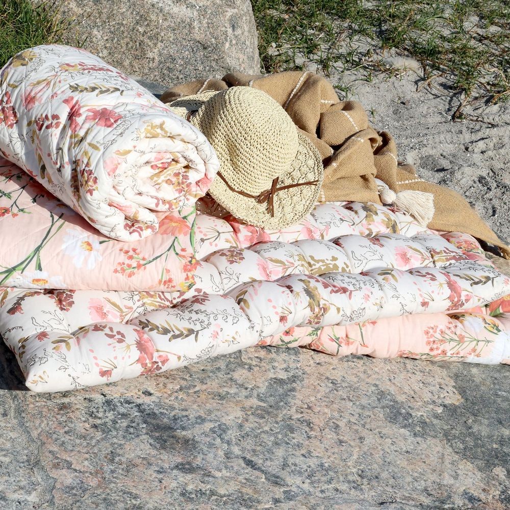 Růžová matrace s květy Aix Quilt Wild Flowers - 60*100 cm