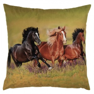 Zelený povlak na polštář s běžícími koňmi na louce - 45*45 cm