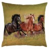 Zelený povlak na polštář s běžícími koňmi na louce - 45*45 cm