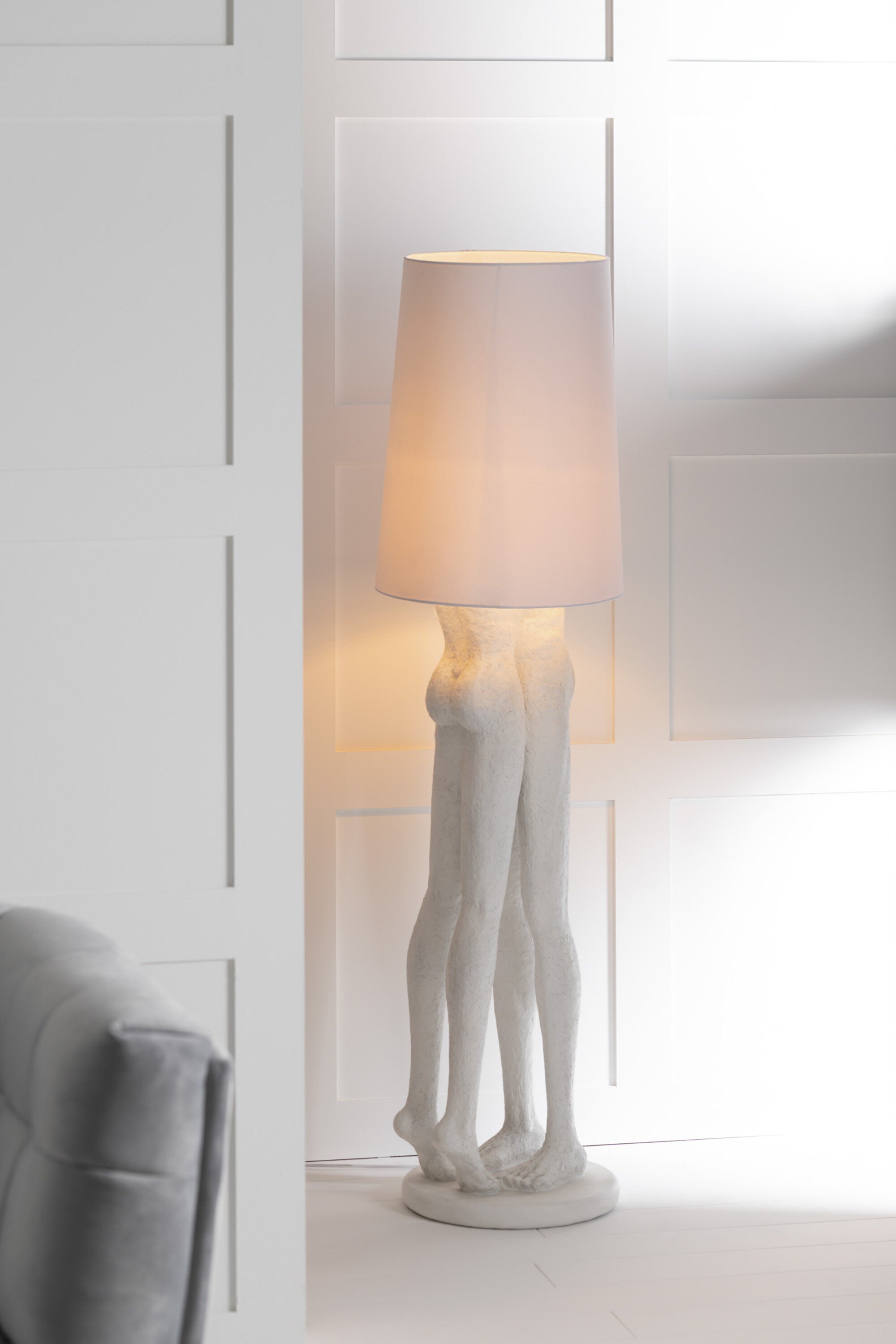 Bílá stojací lampa sousoší lidského páru Figurines – Ø 36*155 cm E27 / 60W