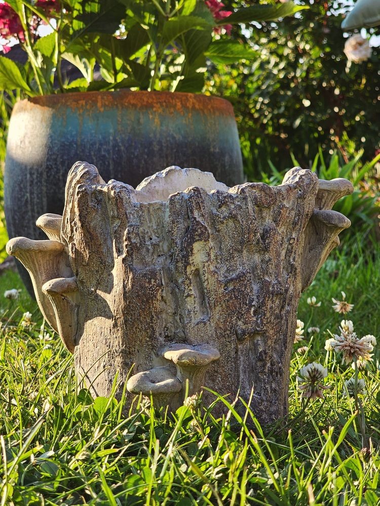 Hnědý cementový květináč kmen stromu s houbami Botanic M - 24*18*18 cm