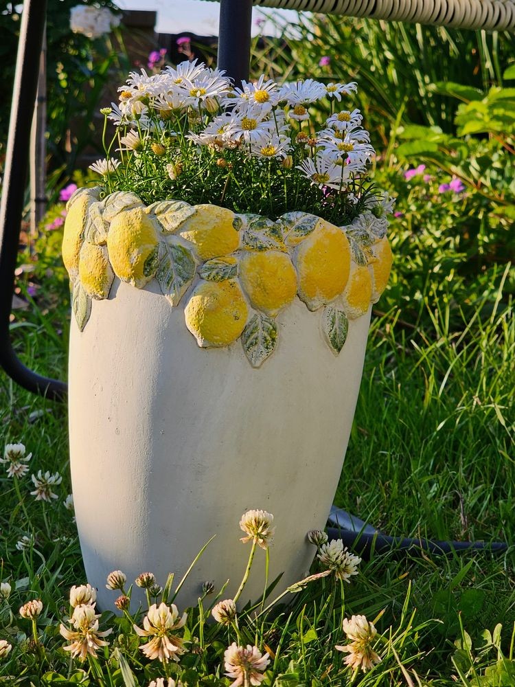 Cementový vysoký květináč lemovaný citróny Lemoni M - Ø 17*23 cm