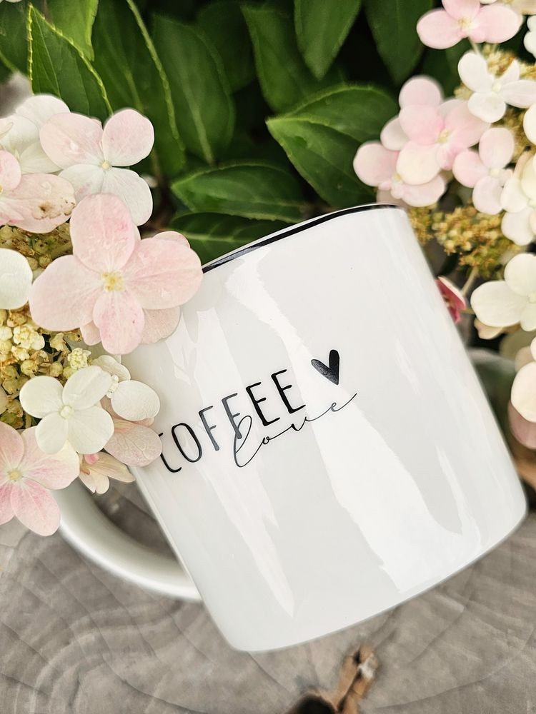 Bílý hrnek se srdíčkem a nápisem Coffee Lovely Day - 12*8*7 cm / 275 ml