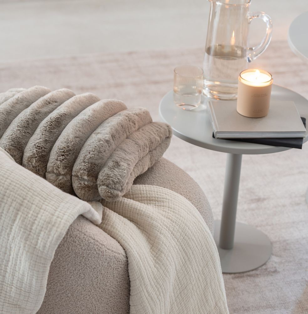 Taupe plyšový měkoučký žebrovaný polštář Soft Gio - 45*45 cm 