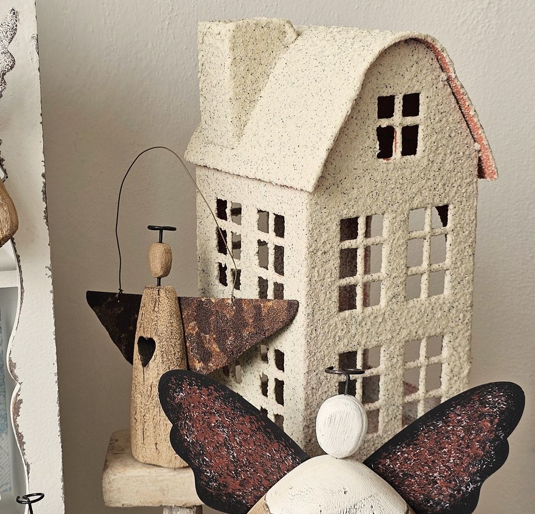 Béžový antik kovový svícen domek Vintage House - 14*14*26 cm