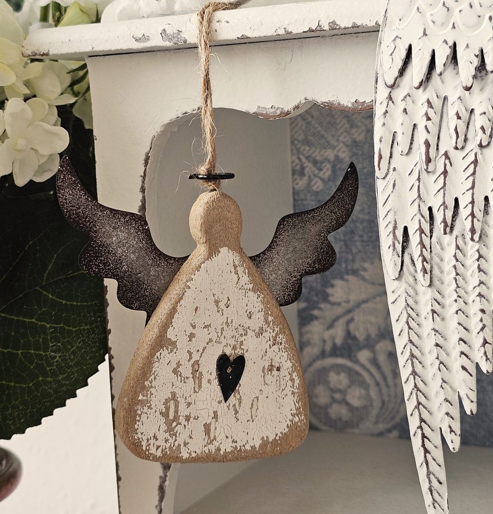 Závěsná dřevěná figurka anděl se srdíčkem Angel Rustic - 10*2*10 cm