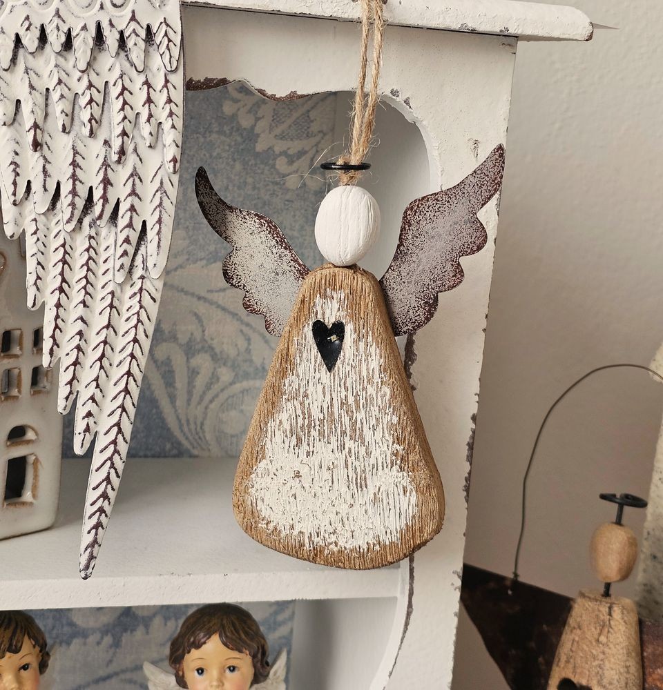 Závěsná dřevěná figurka anděl se srdíčkem Angel Rustic - 9*2*13 cm