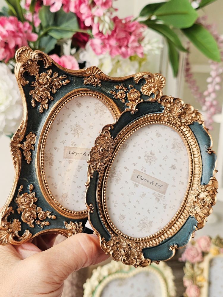 Černo - zlatý fotorámeček s ornamenty růží - 11*2*13 cm / 6*9 cm