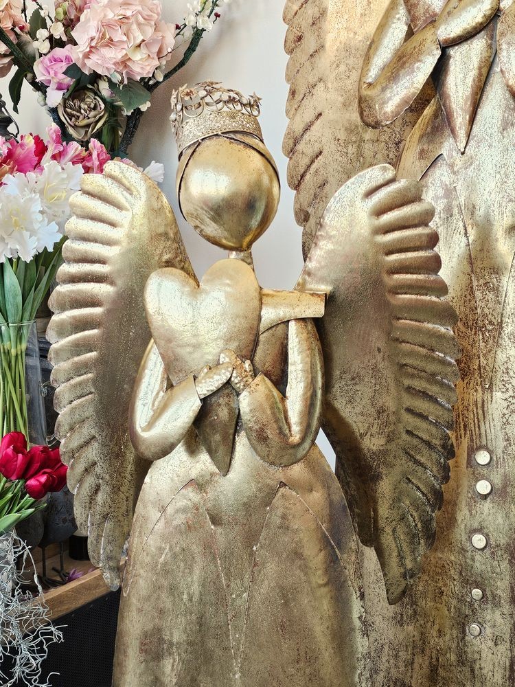 Zlatá antik kovová veliká dekorace anděl se srdcem Christmas Angel - 52*22*144 cm