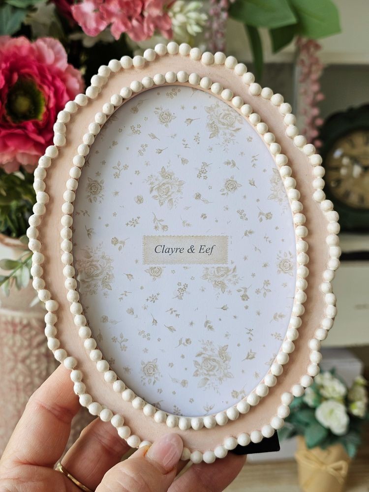 Růžový oválný fotorámeček s bílými perličkami - 13*2*18 cm / 10*15 cm