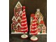 Bílo-červená kovová dekorace domky se sněhovými vločkami - 30*8*46 cm Clayre & Eef