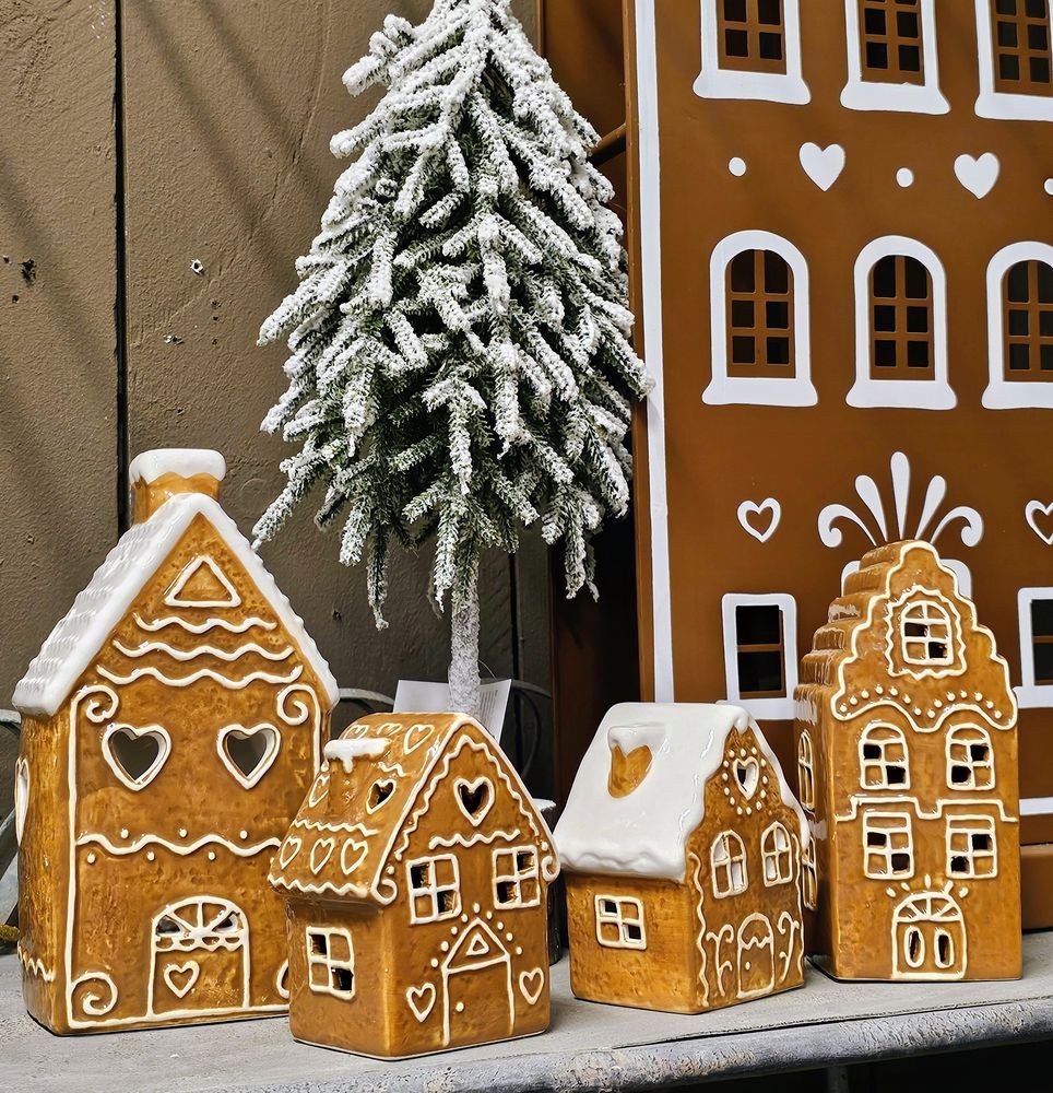 Hnědá vánoční keramická chaloupka na čajovou svíčku Gingerbread Cottage - 8*7*16 cm