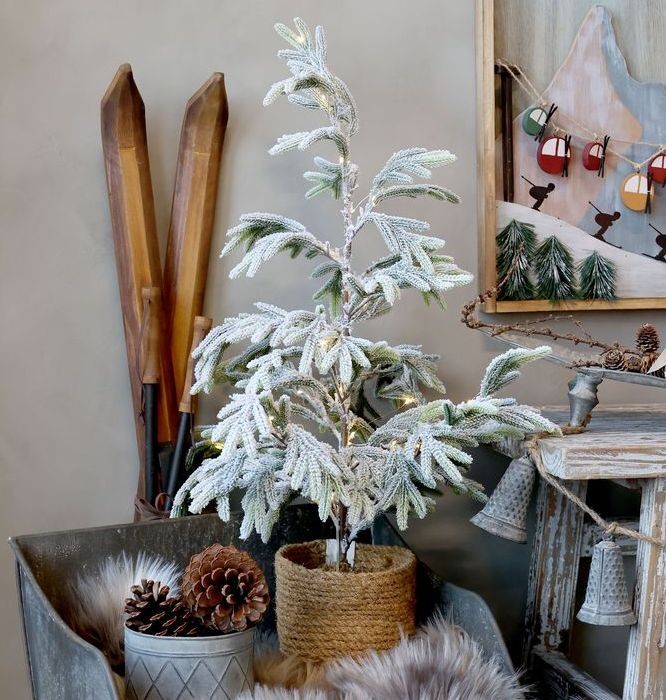 Zasněžený borovicový stromek se světýlky Pine Tree - 65 cm / 3xAA