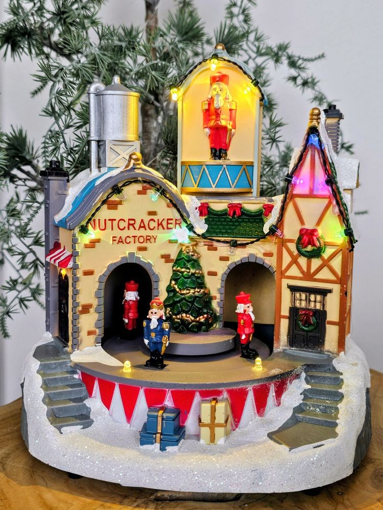 Hrací vánoční domek s LED světýlky a louskáčky - 20*17*23 cm / 3xAA