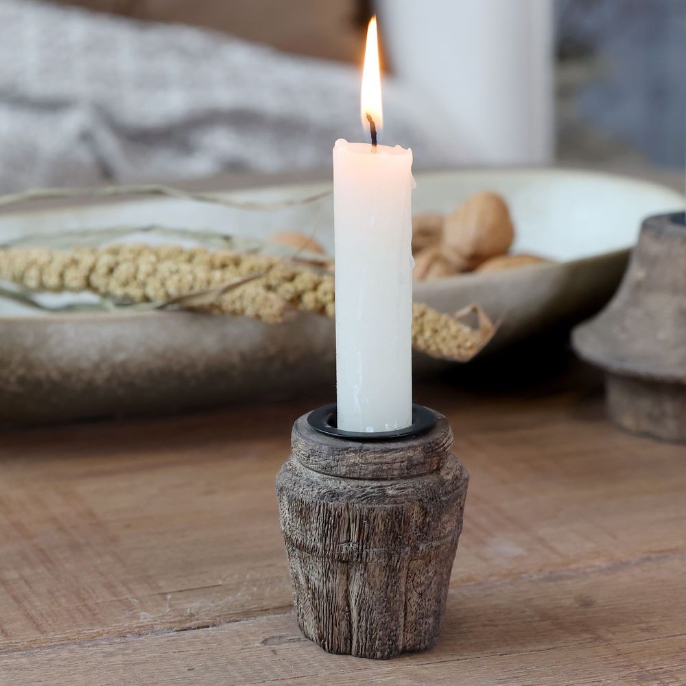 Hnědý antik dřevěný svícen na úzkou svíčku - 3,5*6,5 cm Chic Antique Hnědý antik dřevěný svícen na úzkou svíčku - 3,5*6,5 cm Chic Antique