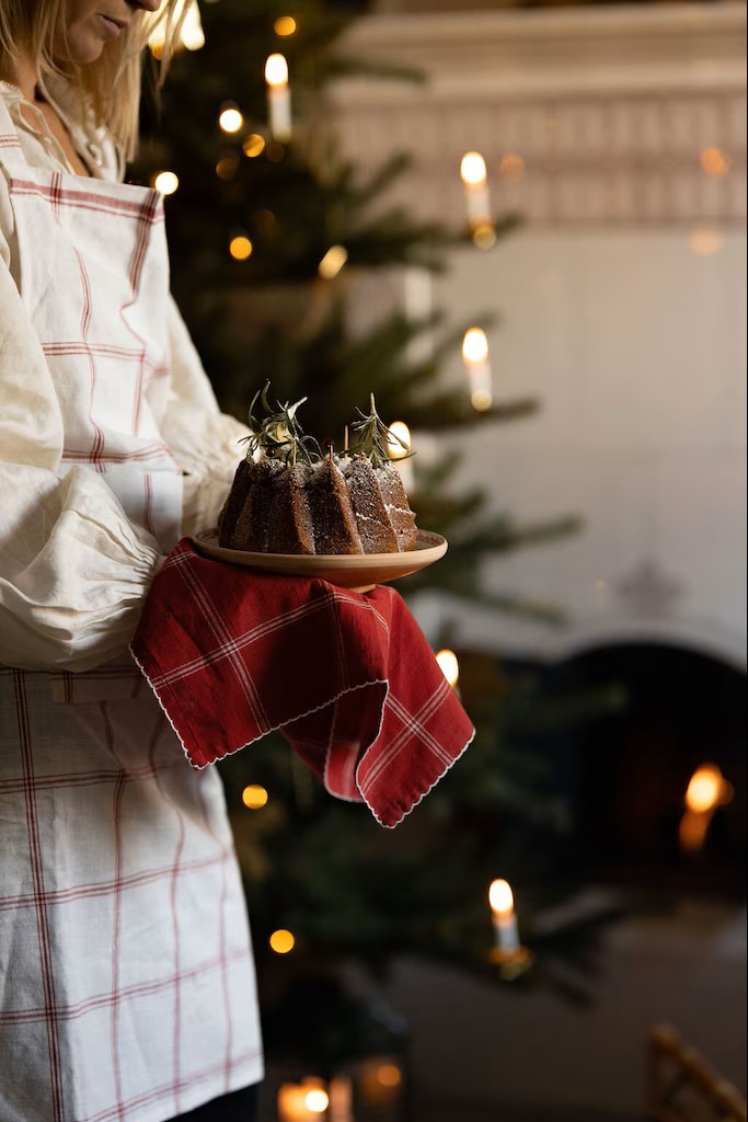 Bílo-červená károvaná kuchyňská zástěra Alma white/red - 90*60 cm Strömshaga Bílo-červená károvaná kuchyňská zástěra Alma white/red - 90*60 cm Strömshaga