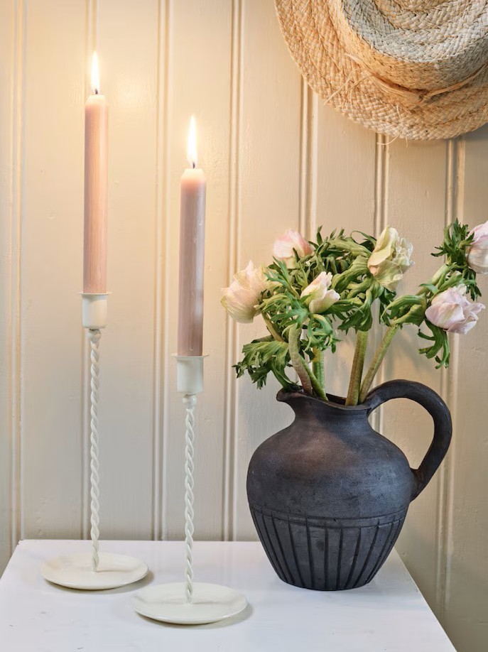 Bílý kovový kroucený svícen na úzkou svíčku Estelle L - Ø 10,5*27 cm Strömshaga Bílý kovový kroucený svícen na úzkou svíčku Estelle L - Ø 10,5*27 cm Strömshaga