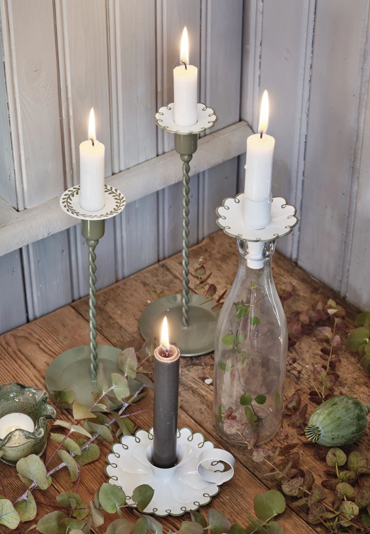 Zelený kovový kroucený svícen na úzkou svíčku Estelle M - Ø 10,5*22 cm Strömshaga Zelený kovový kroucený svícen na úzkou svíčku Estelle M - Ø 10,5*22 cm Strömshaga