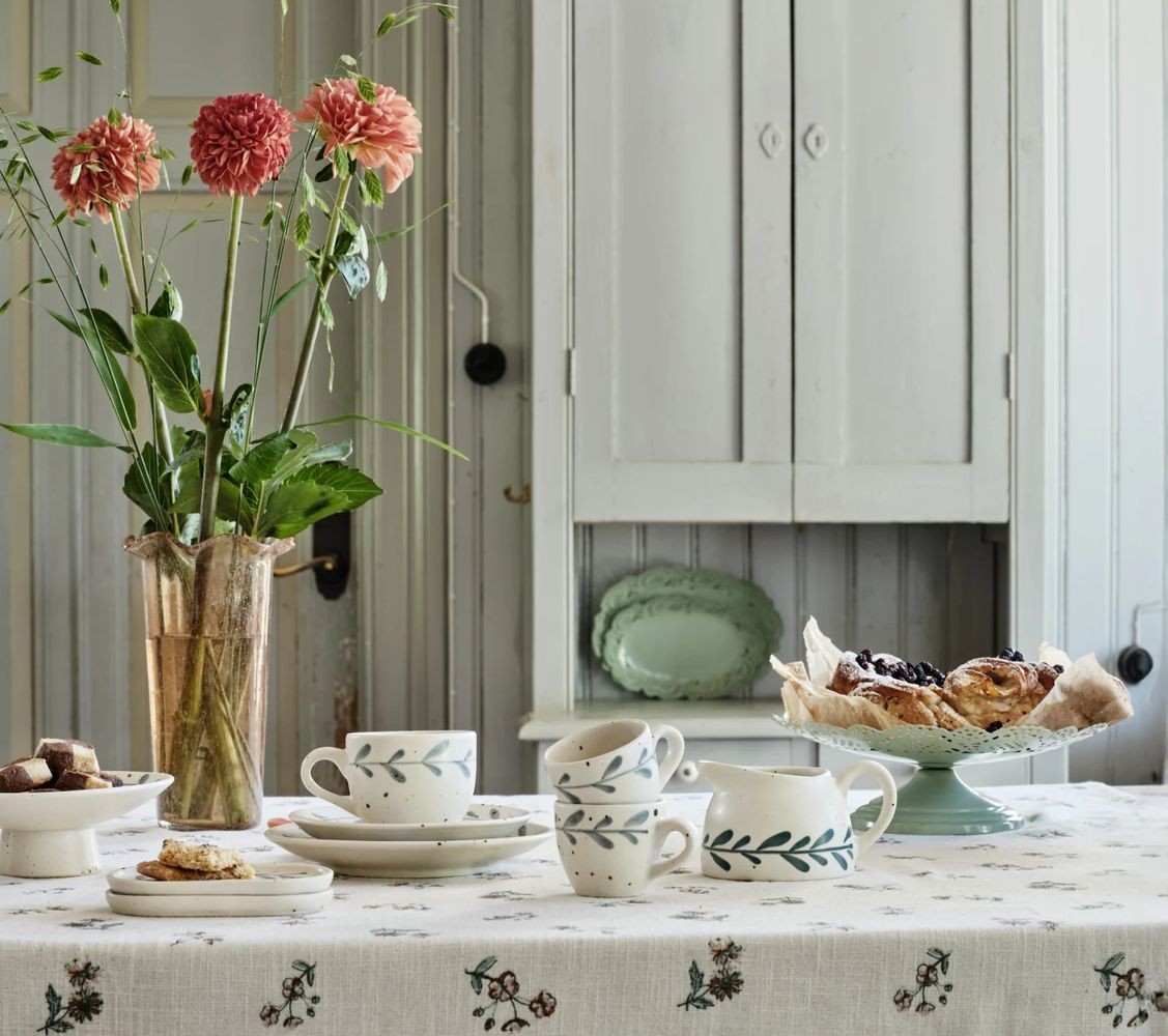 Zelený kovový dekorativní podnos na noze Maja green - Ø 30*9 cm Strömshaga Zelený kovový dekorativní podnos na noze Maja green - Ø 30*9 cm Strömshaga