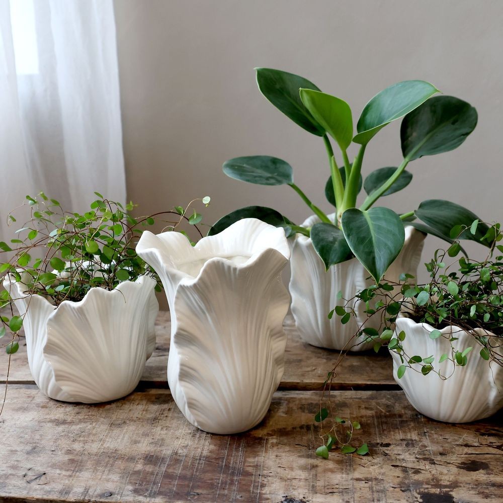 Krémový obal na květináč se vzorem listů Fayence - Ø 18*16 cm Chic Antique Krémový obal na květináč se vzorem listů Fayence - Ø 18*16 cm Chic Antique