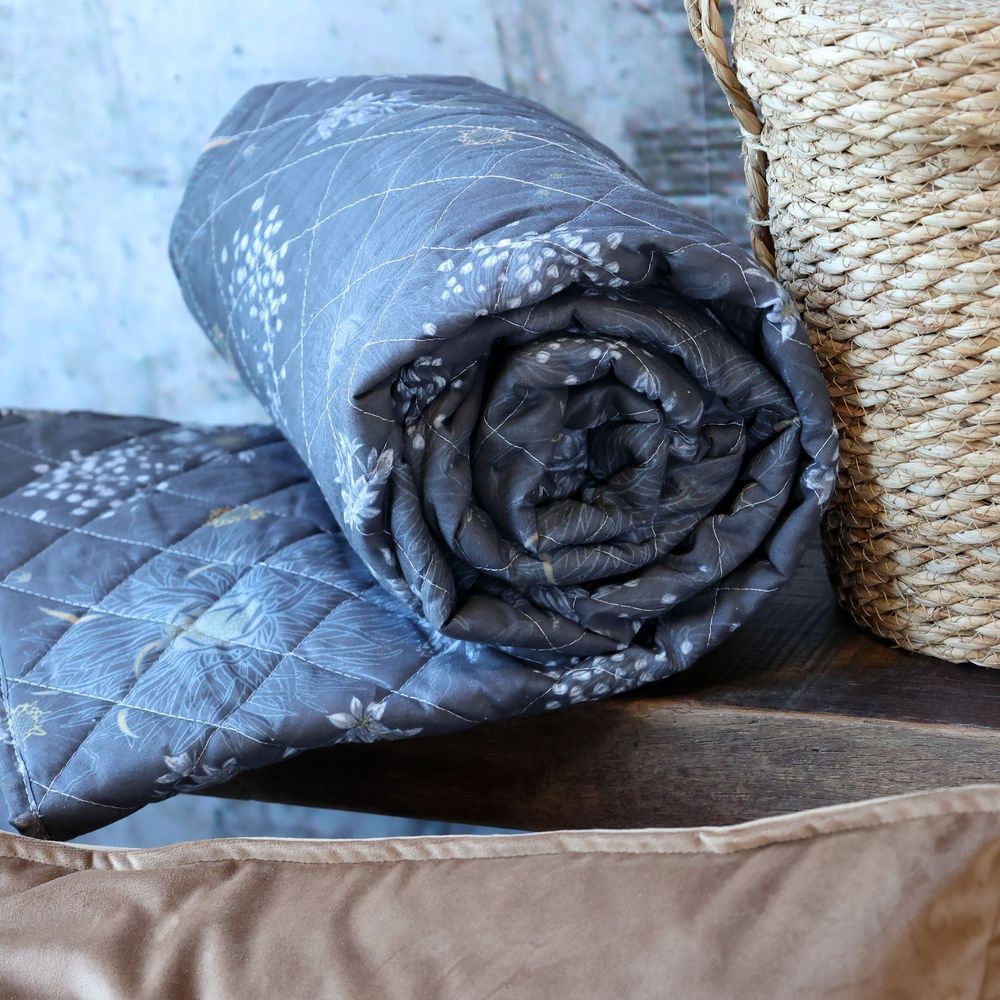 Tmavě šedý přehoz s květinami Aix Vintage Quilt - 130*180 cm