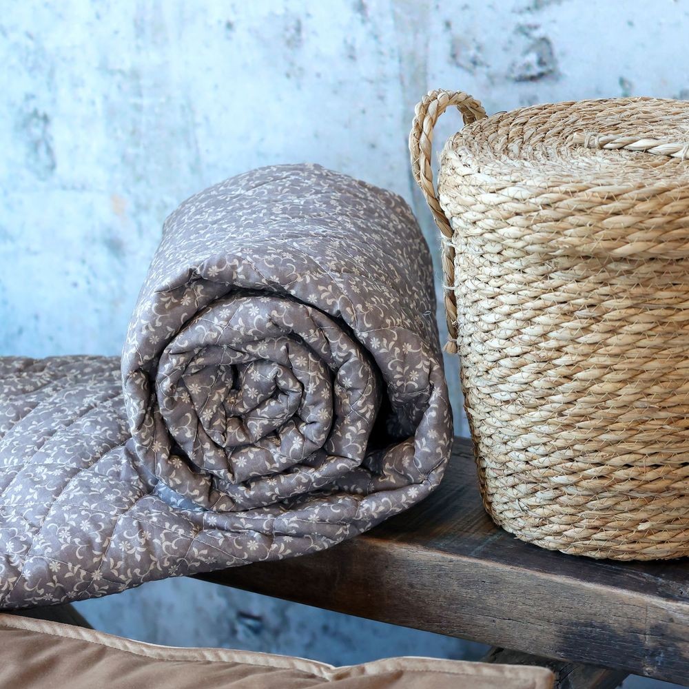 Šedý přehoz s květinami Aix Vintage Quilt - 130*180 cm Chic Antique Šedý přehoz s květinami Aix Vintage Quilt - 130*180 cm Chic Antique