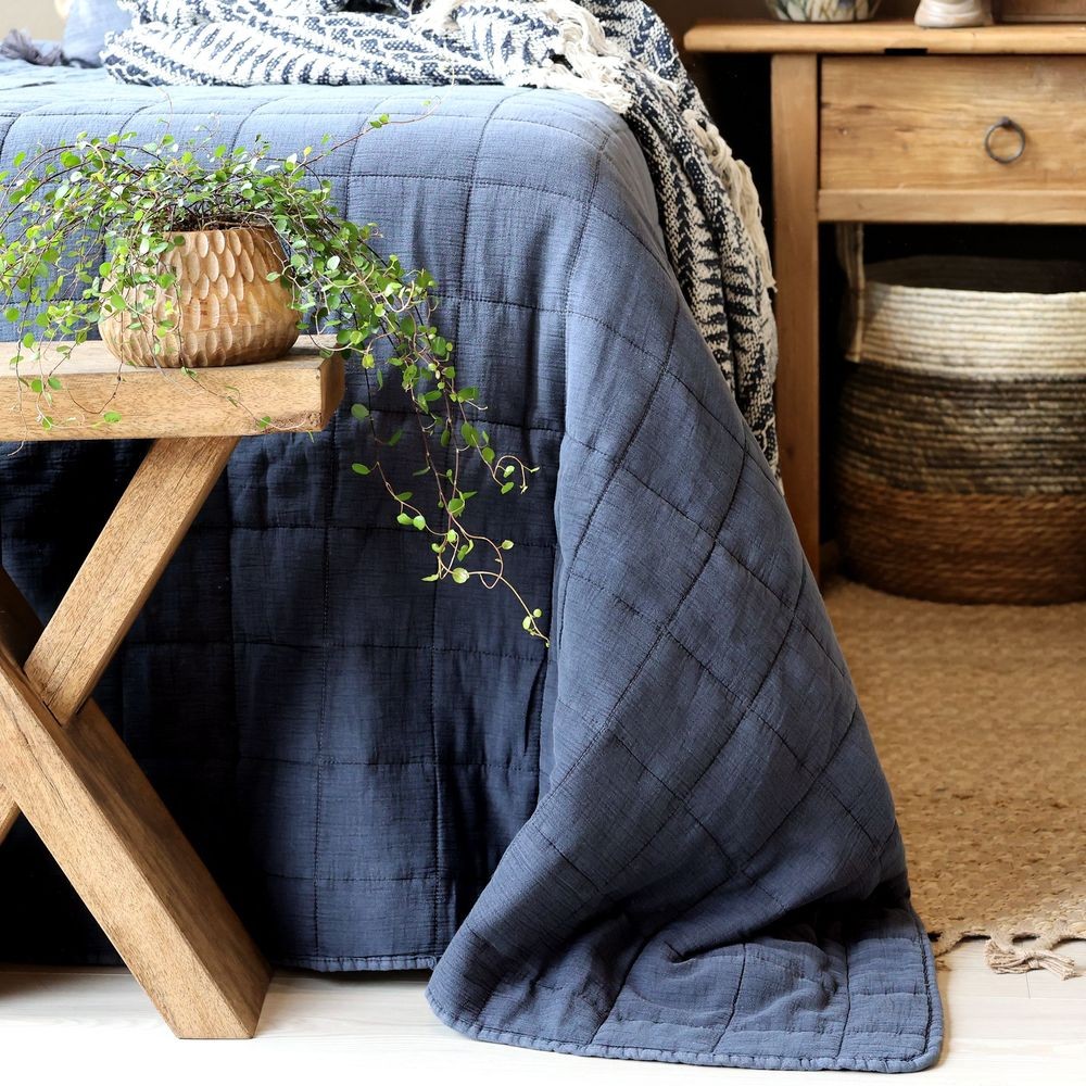 Tmavě šedý přehoz s opraným vzhledem Aix Vintage Quilt - 240*240 cm Chic Antique Tmavě šedý přehoz s opraným vzhledem Aix Vintage Quilt - 240*240 cm Chic Antique
