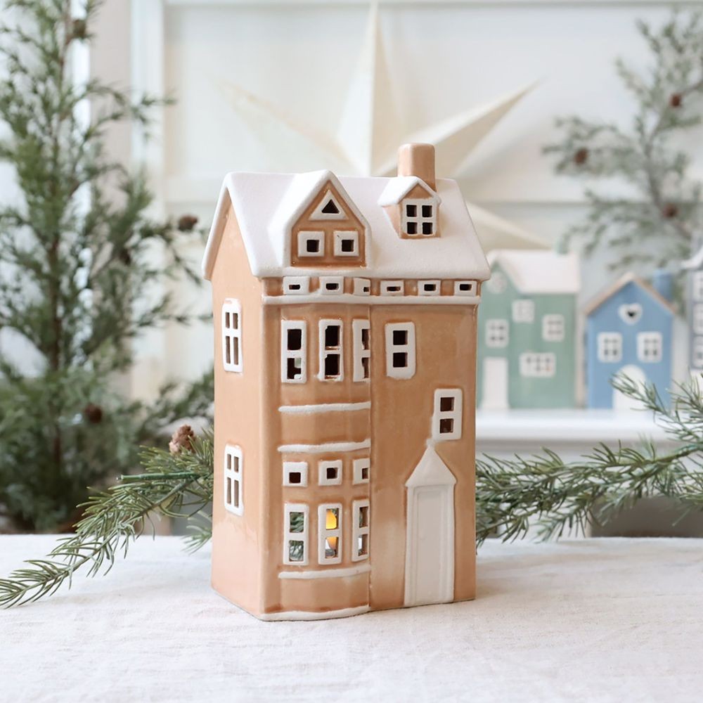 Béžový antik keramický domek na svíčku Chamonix - 13*9*25cm Chic Antique Béžový antik keramický domek na svíčku Chamonix - 13*9*25cm Chic Antique