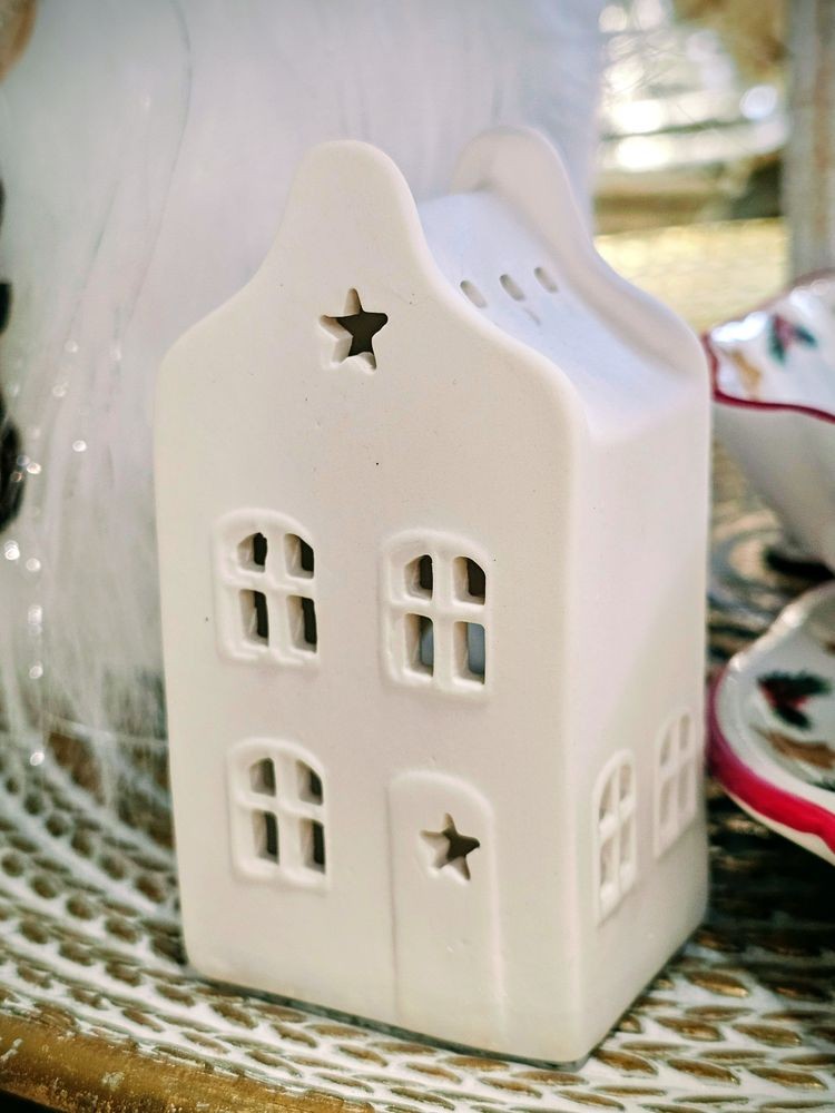 Krémový antik porcelánový domek na svíčku House Ivory - 5*4*10 cm Exner Krémový antik porcelánový domek na svíčku House Ivory - 5*4*10 cm Exner