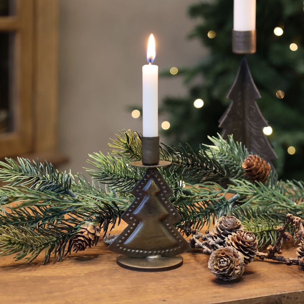 Mosazný antik kovový svícen na úzkou svíčku stromek Cannie - 5,5*11cm Chic Antique Mosazný antik kovový svícen na úzkou svíčku stromek Cannie - 5,5*11cm Chic Antique